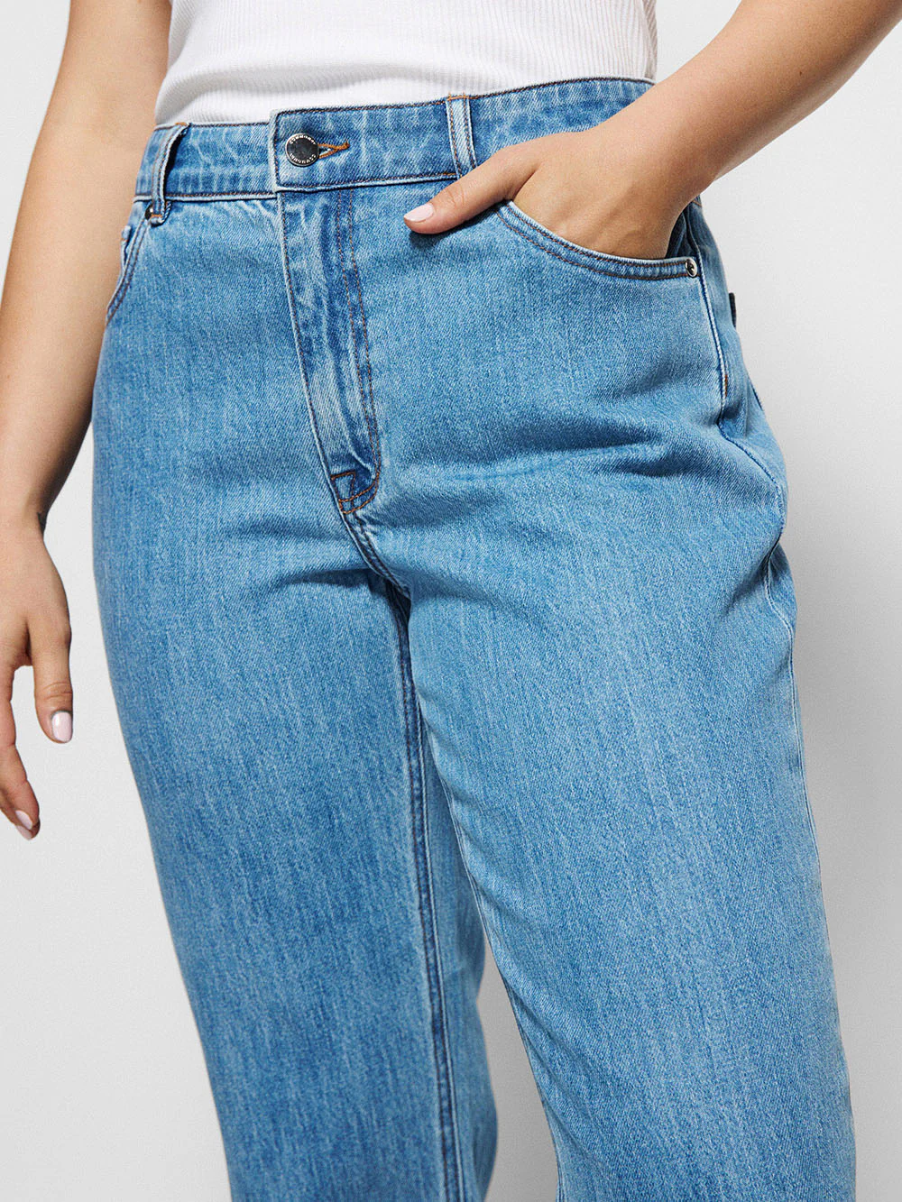 The High Rise Crop Girlfriend Jean - Image 4